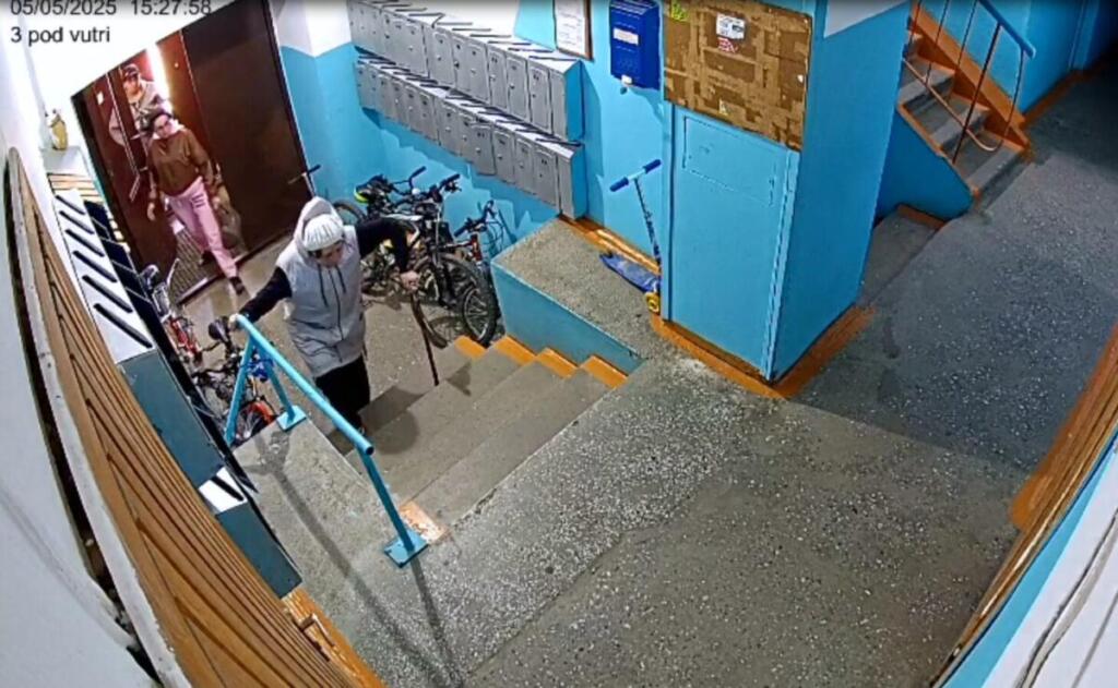 След в след за пенсионеркой идут две незнакомки