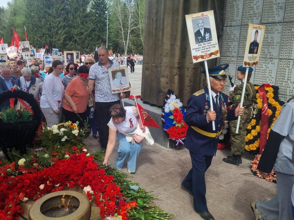 Фотографии погибших героев ВОВ и героев СВО их родные несут одновременно 