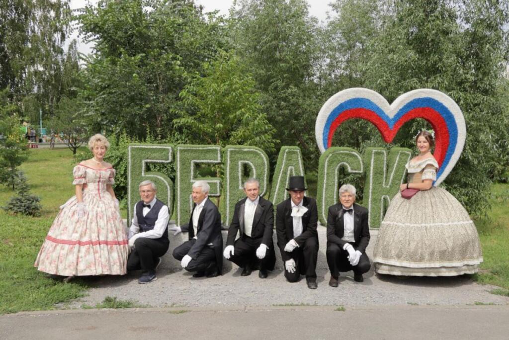 Участники бала в парке Бердска