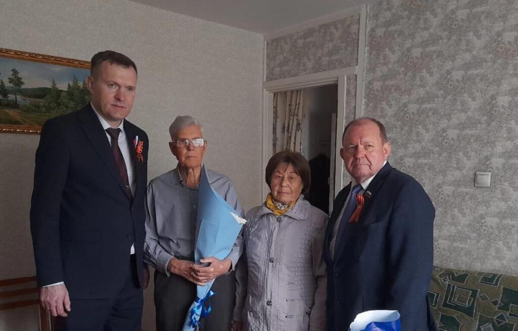 Валерий Титков принимает поздравления на дому 