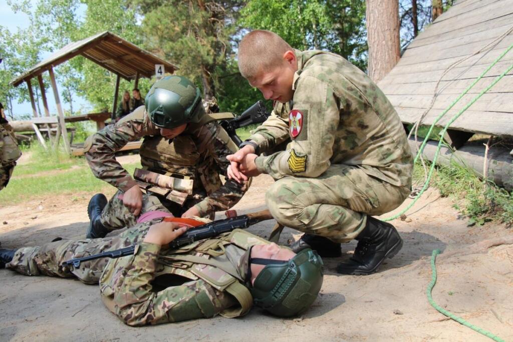 Полосу препятствий прошли курсанты