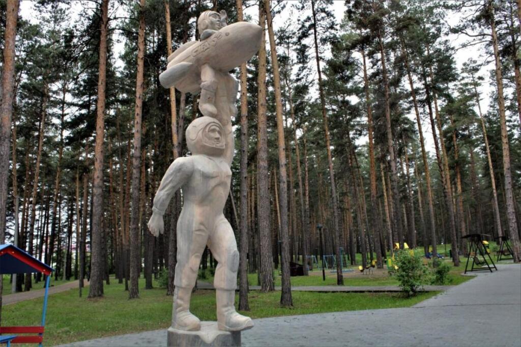 Скульптура выполнена из дерева