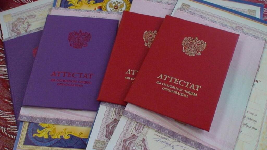 Выпускникам вручили аттестаты