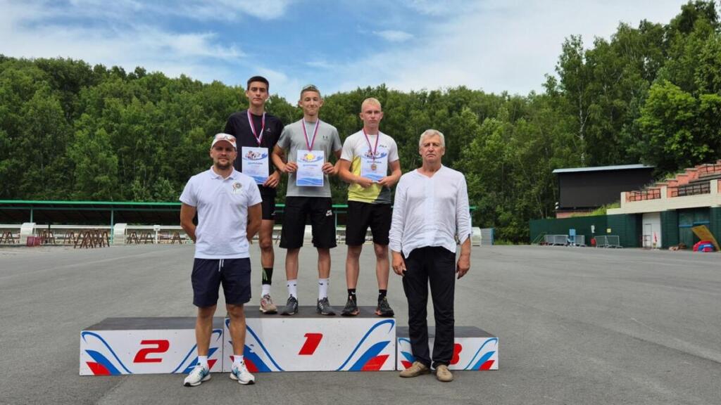 Биатлонисты на пьедестале почёта