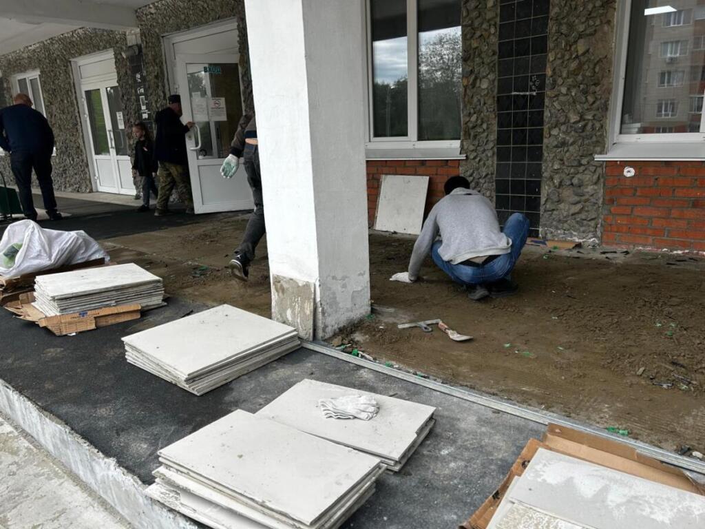Только что уложенную плитку демонтировали из-за брака в технологии