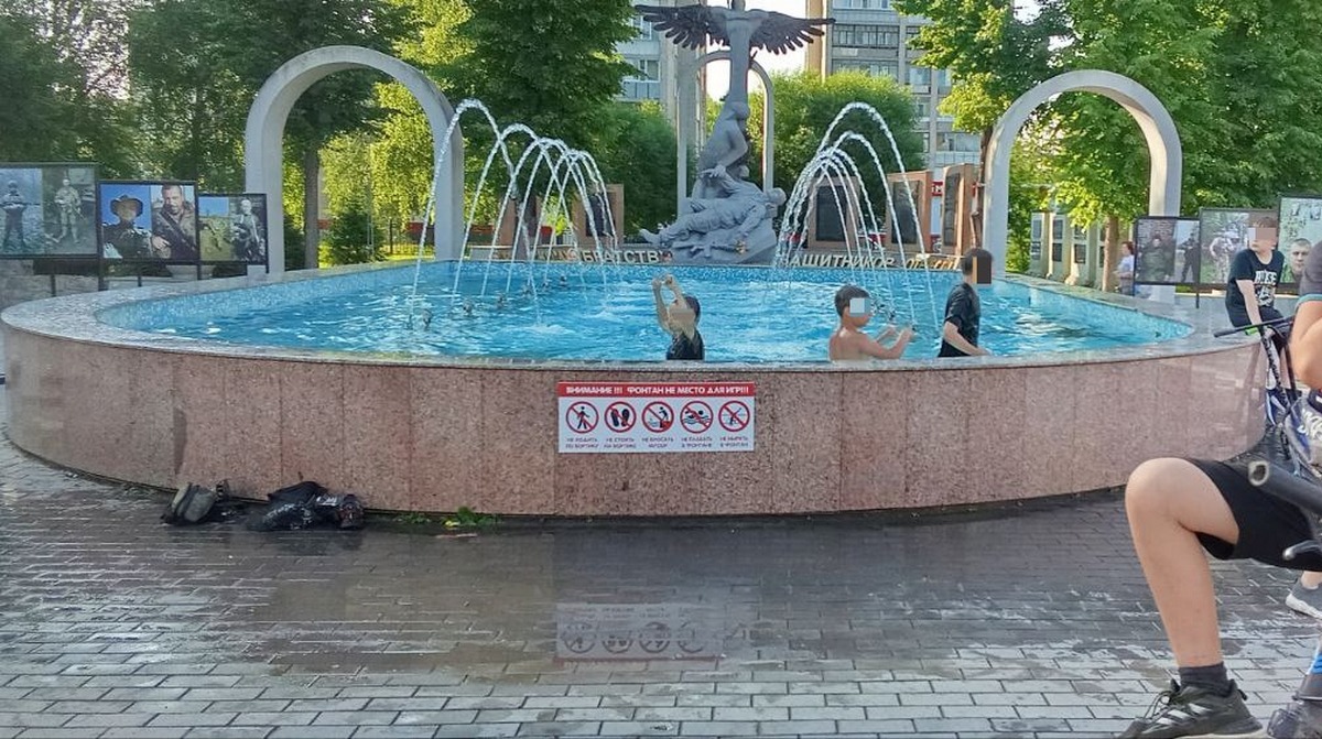 Дети захватили фонтан у ДК «Родина» в Бердске – купаются, вопреки запретам