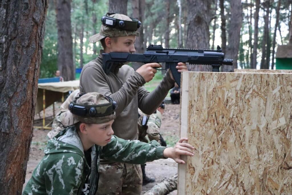 Подростки играют в лазертаг 