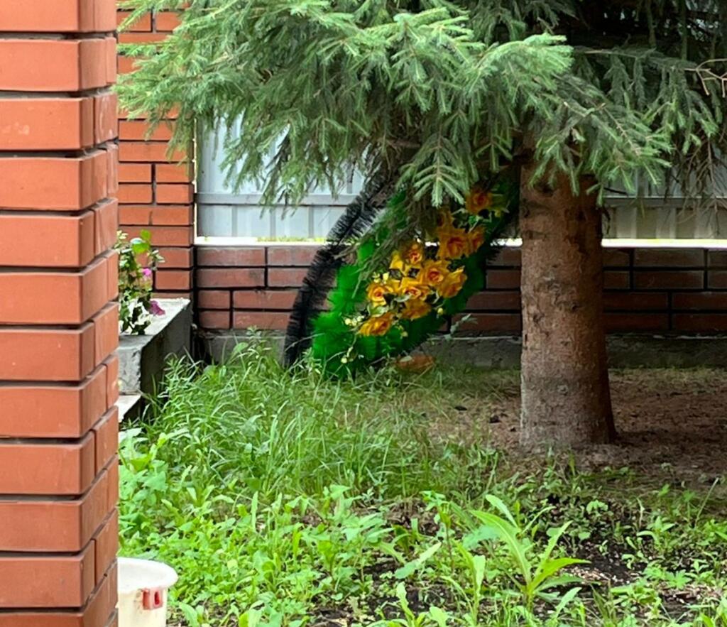Похоронный венок ставят на могилах, но его подкинули в дом