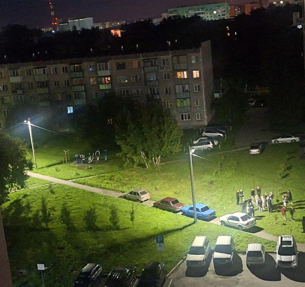 Толпа молодежи ночью