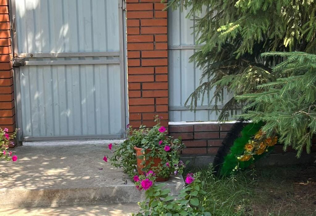 Похоронный венок перекинули через забор