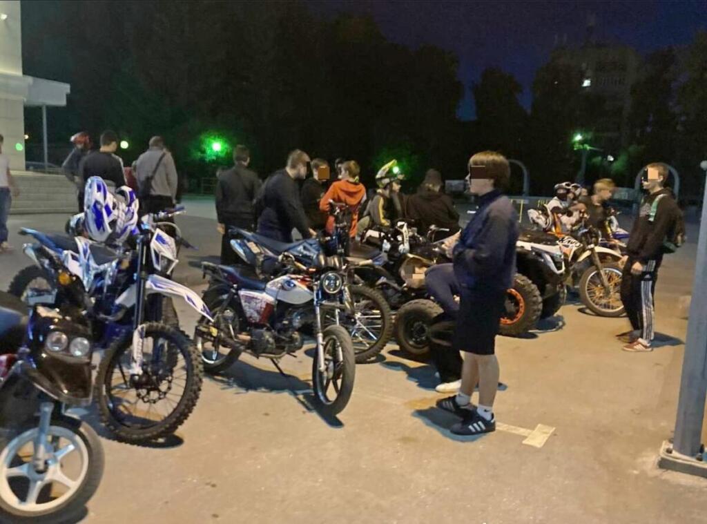 Сходка молодежи на мототехнике