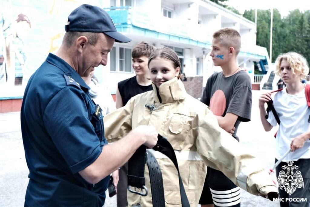 В игровой форме дети познакомились с профессией огнеборца