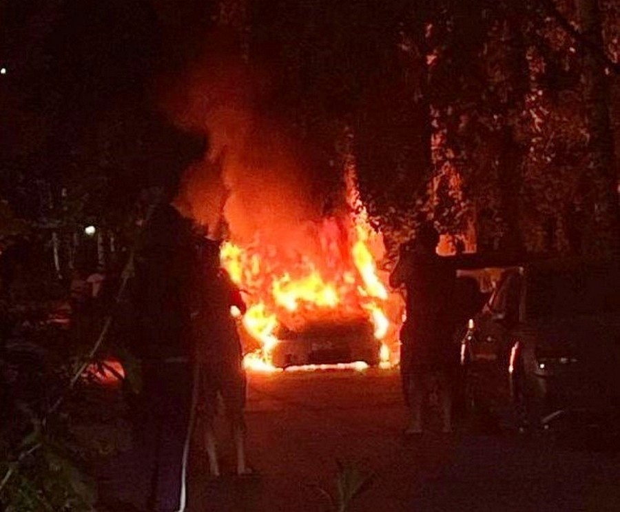 Сгорел дотла автомобиль ночью в Кировском районе Новосибирска