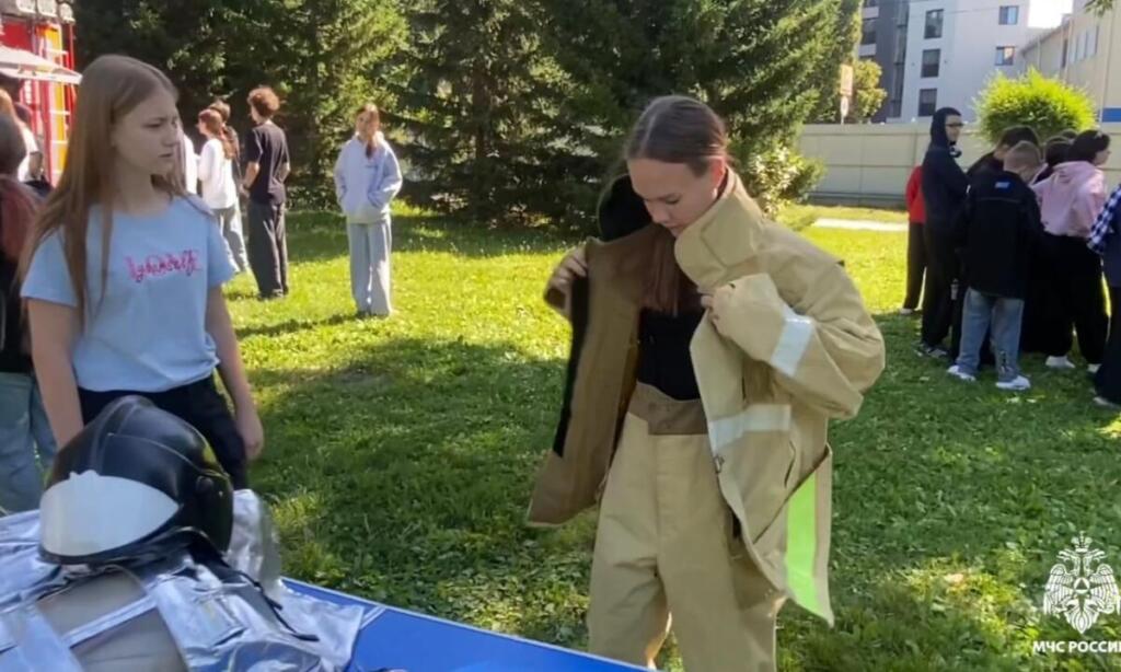 В игровой форме дети познакомились с профессией огнеборца 