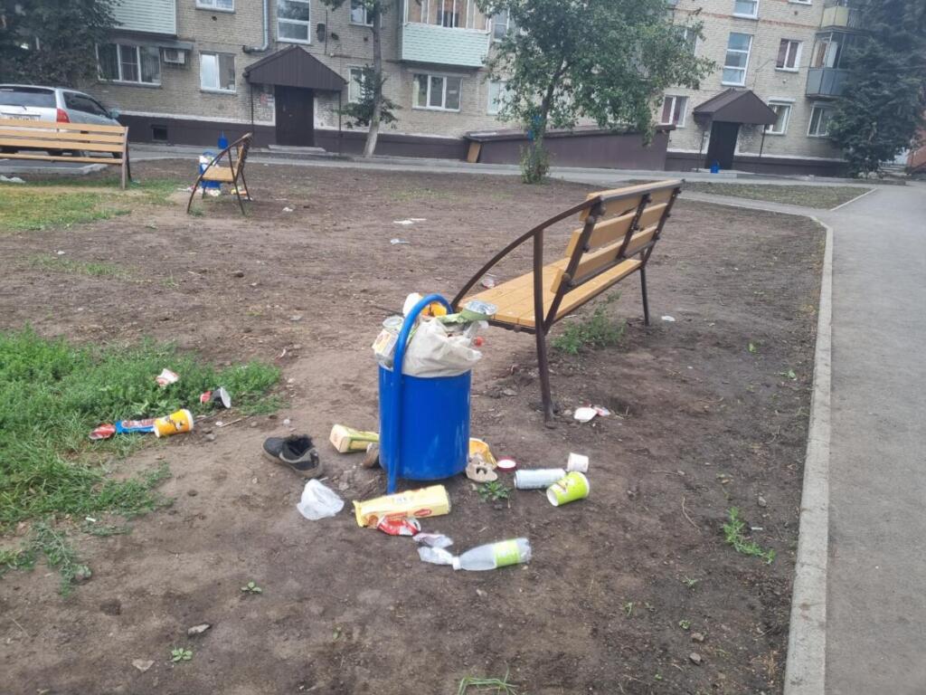 Урны во дворах вычищают управляющие компании