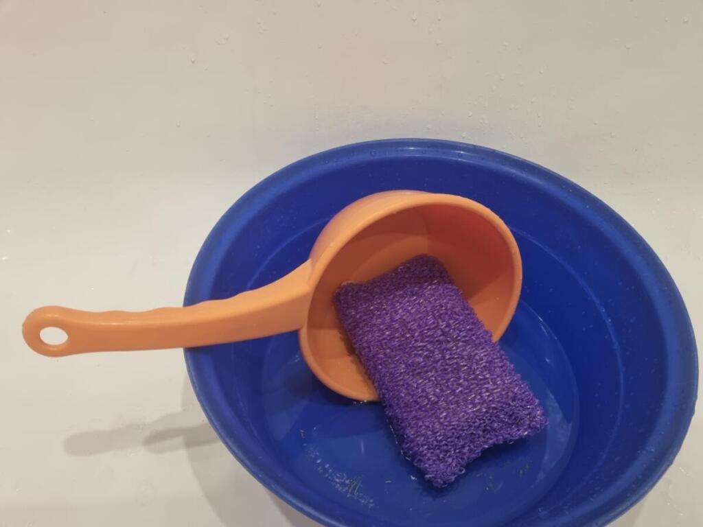 Горячую воду подключают