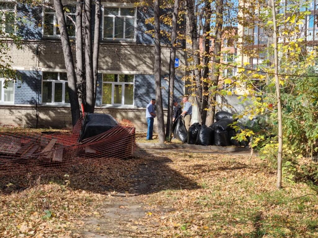 Коллектив УГЗ Бердска провел осенний субботник