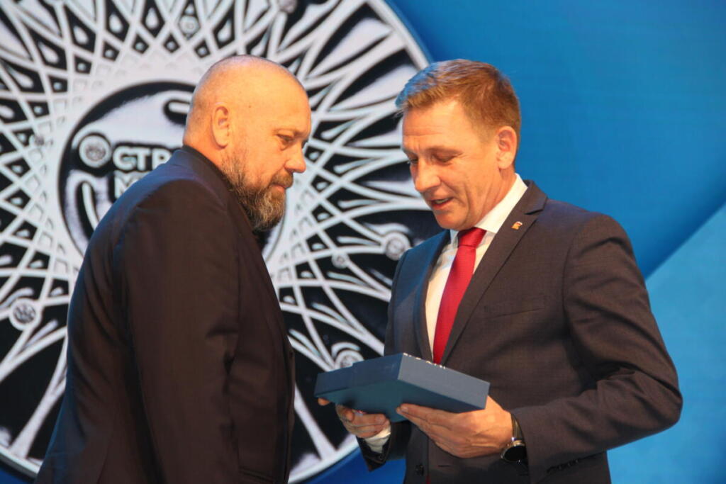 Роман Бурдин вручил национальную премию Роману Фролову