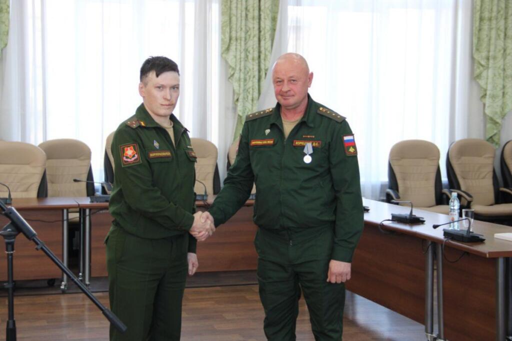 Военком Владимир Машин вручил медаль «За отвагу»  Дмитрию Корецкому