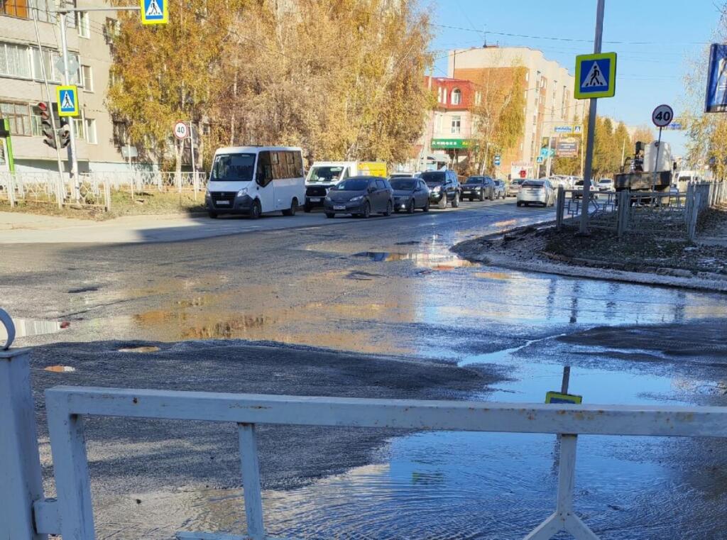 Территория дороги длительное время затоплена