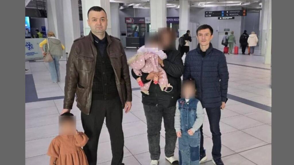 Семья прибыла на родину