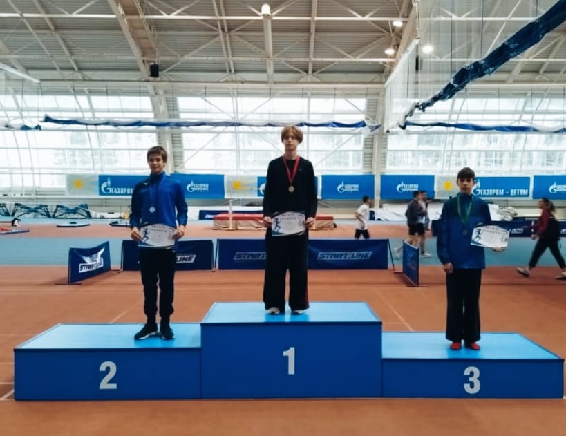 На пьедестале почета спортсмены из Бердска