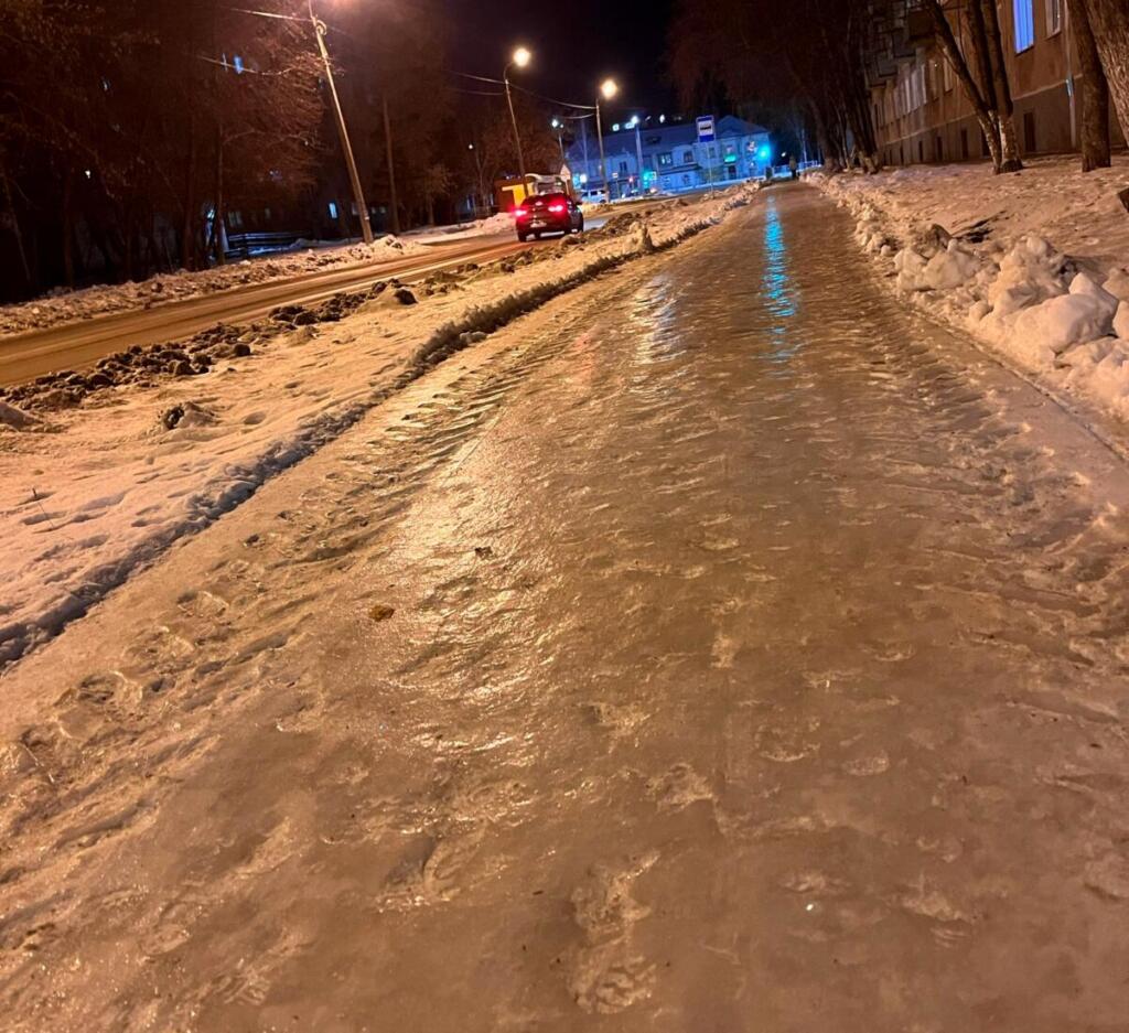 Жители Бердска падают на скользких тротуарах
