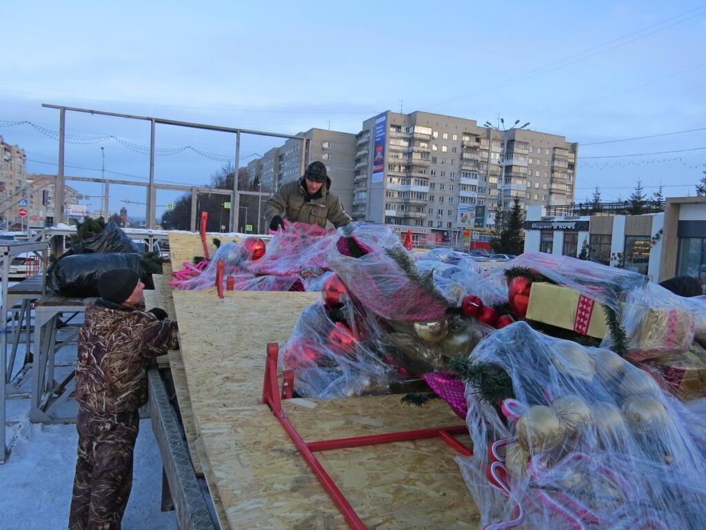 Монтаж ёлки в прошлом году - на лучшем месте города