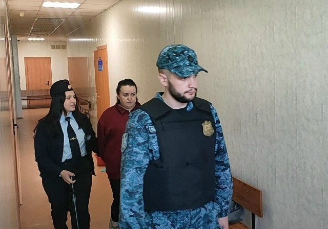 Гульсина Самигуллина - на фото в центре