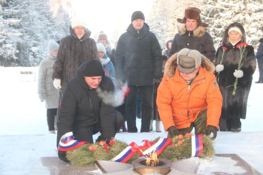 Церемония возложения в День Героев Отечества 