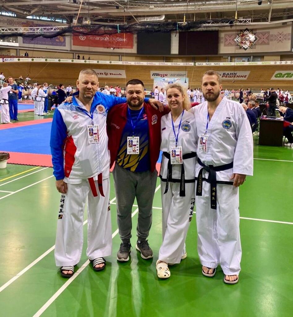 Спортсмены и тренер СК 