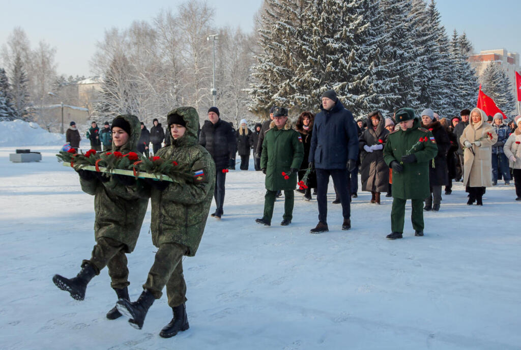 Цветы легли к Вечному Огню