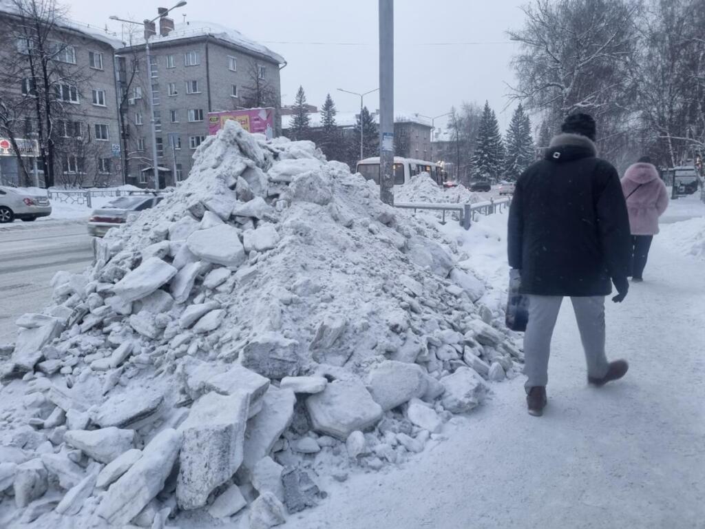 Горы снега в человеческий рост