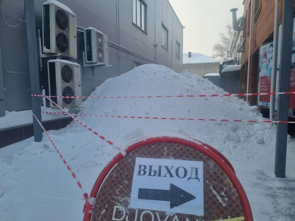 Очистка кровли торгового центра от снега