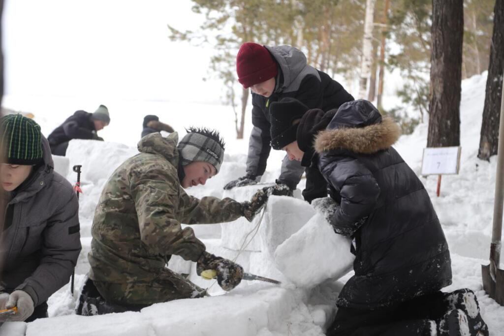 Участники «Иглу-Бердск» строят город эскимосов