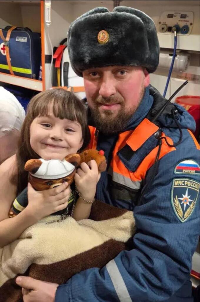 Ребёнку подарили мишку-спасателя