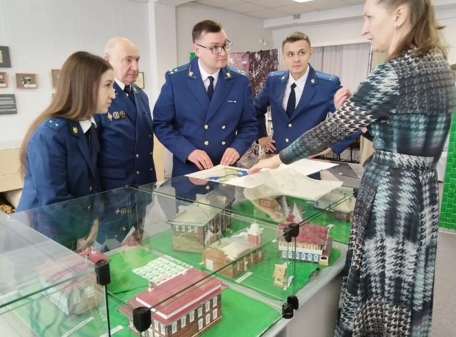 Сотрудники прокуратуры в музее Бердска