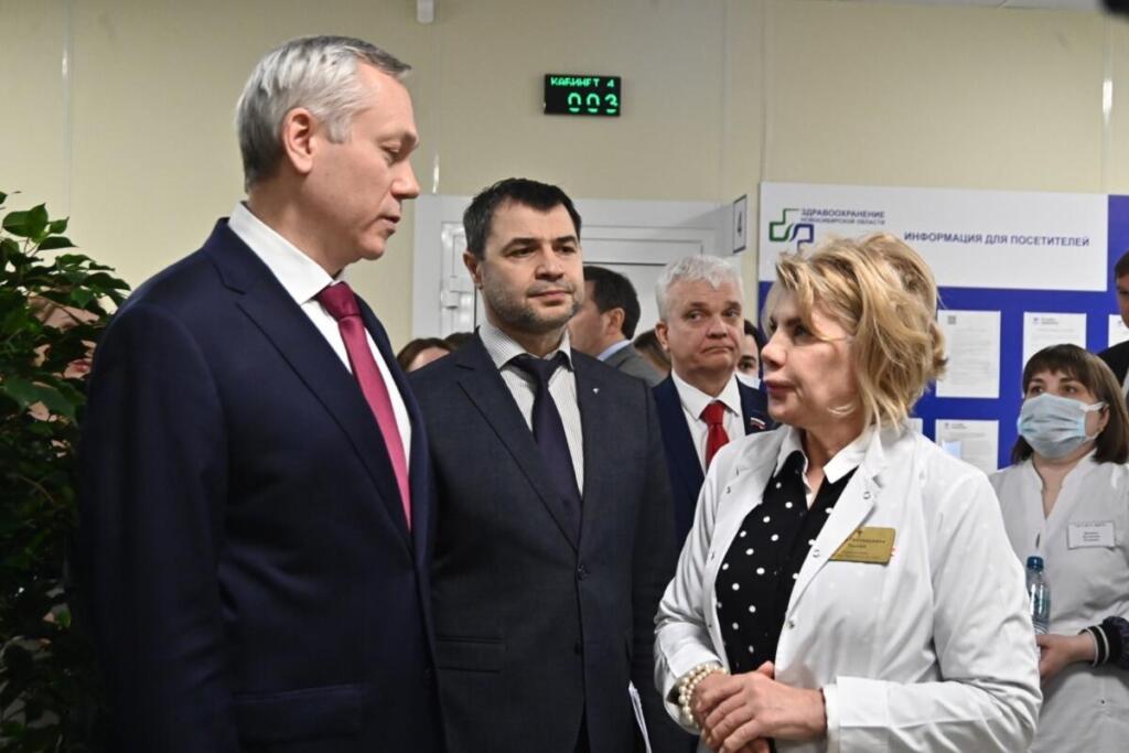 Главврач Бердска Елена Тоцкая показала новую поликлинику губернатору Андрею Травникову