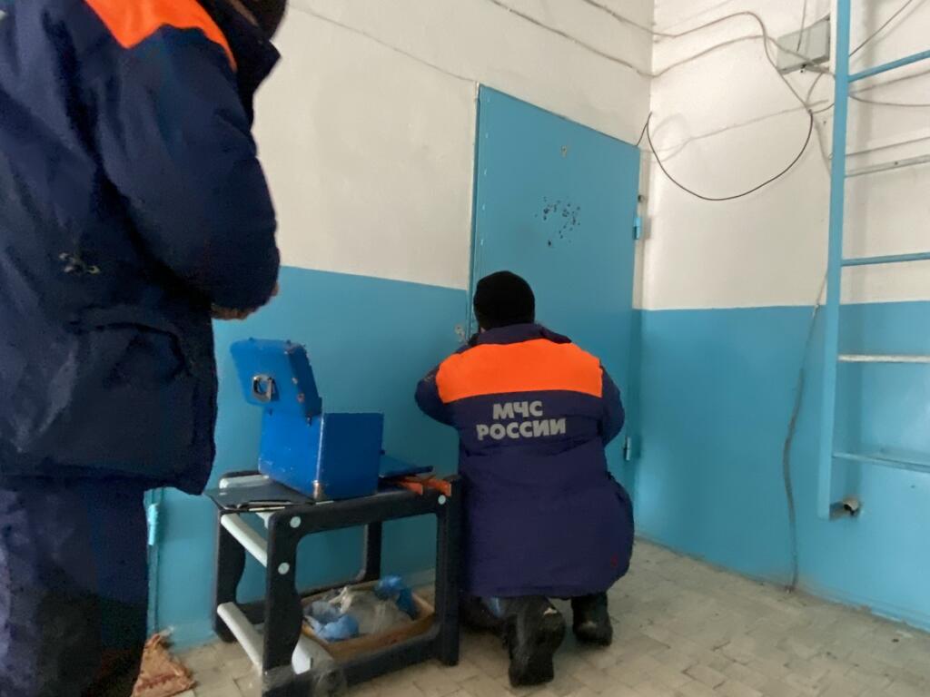 Спасатели МЧС деблокируют дверь квартиры