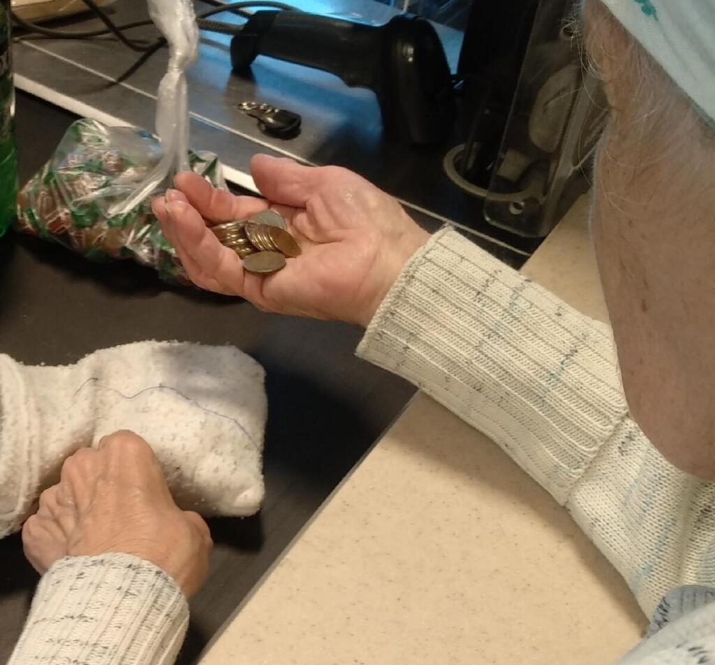 Пенсионерки отдавали свои последние деньги