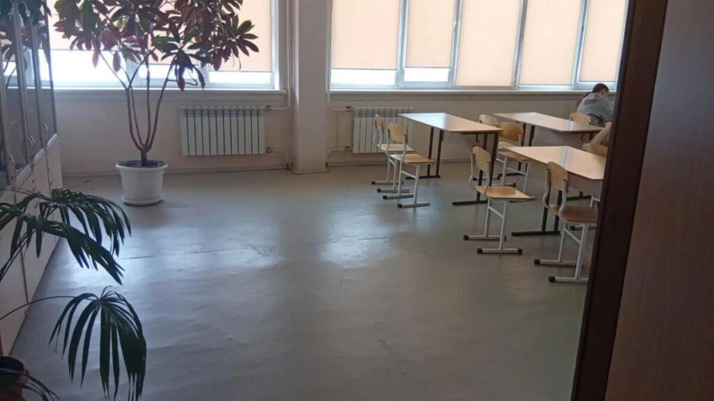 В ранее затопленном школьном кабинете сейчас сухо