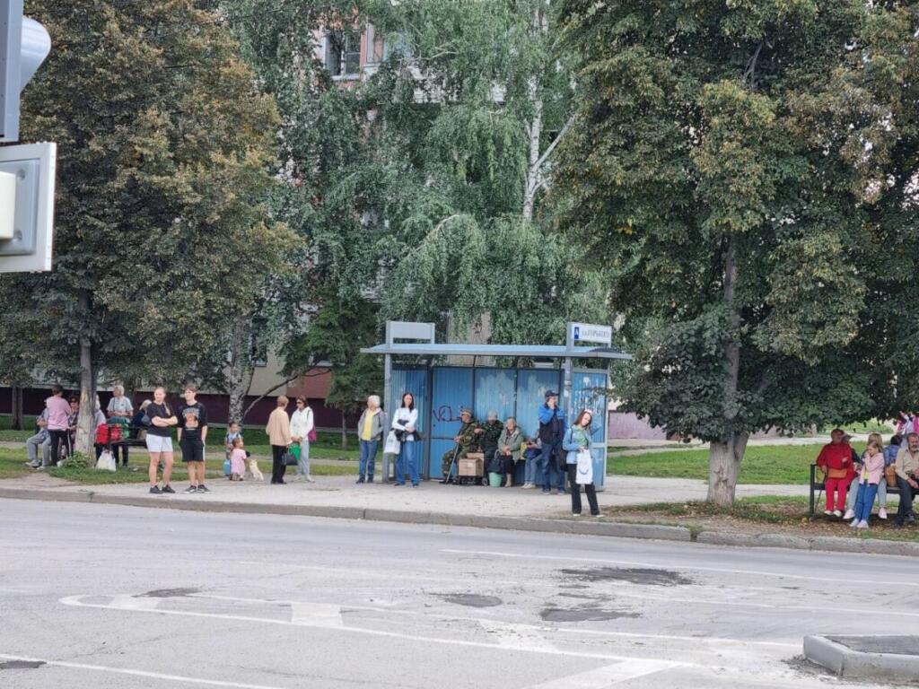 Дачники в ожидании автобуса на остановке в Бердске
