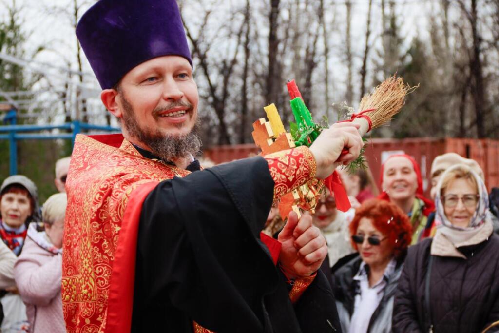 Отец Павел поздравляет с Пасхой Господней
