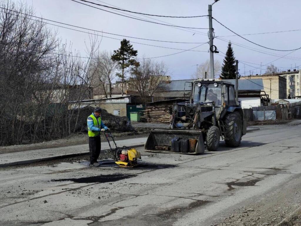 Ямочный ремонт дороги к кладбищу