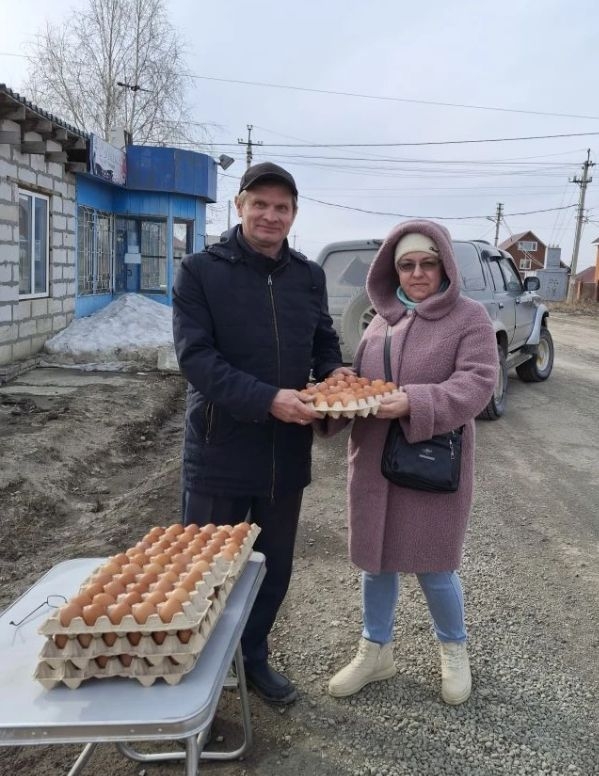 Дарит яйца Александр Мукасеев
