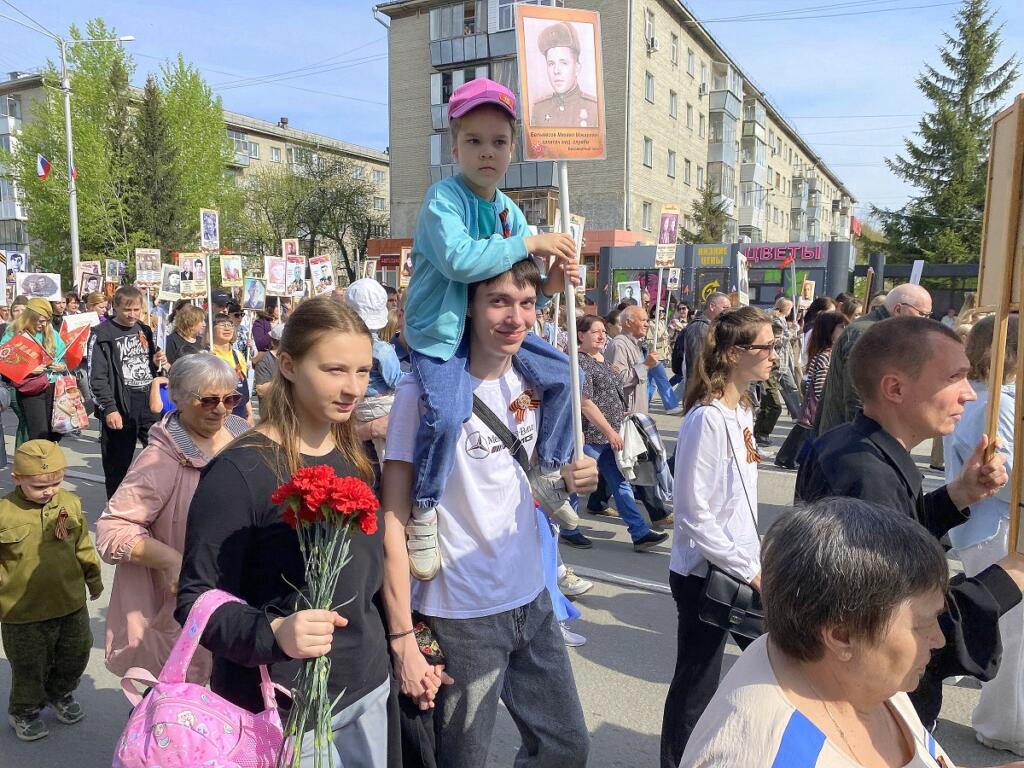 В шествии