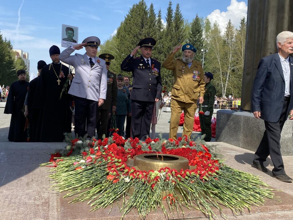 Бердчане возложили цветы к Вечному огню