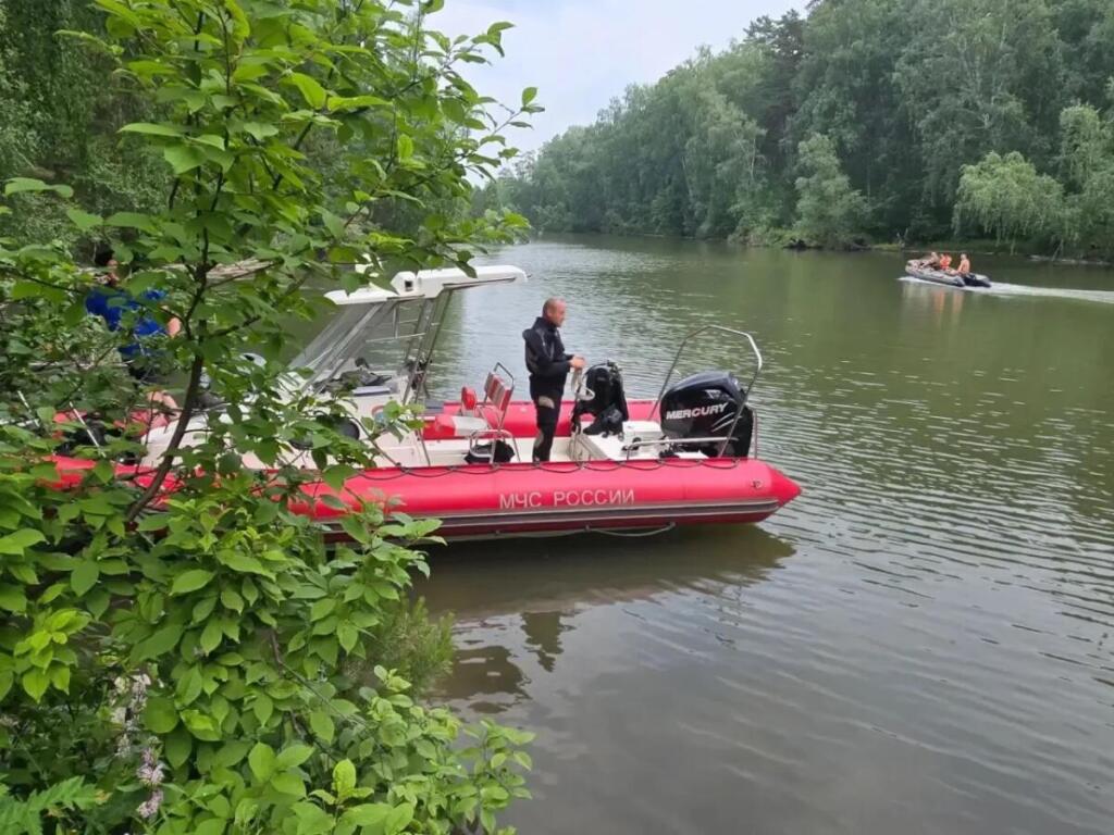 Утонувшего мужчину из воды достали водолазы