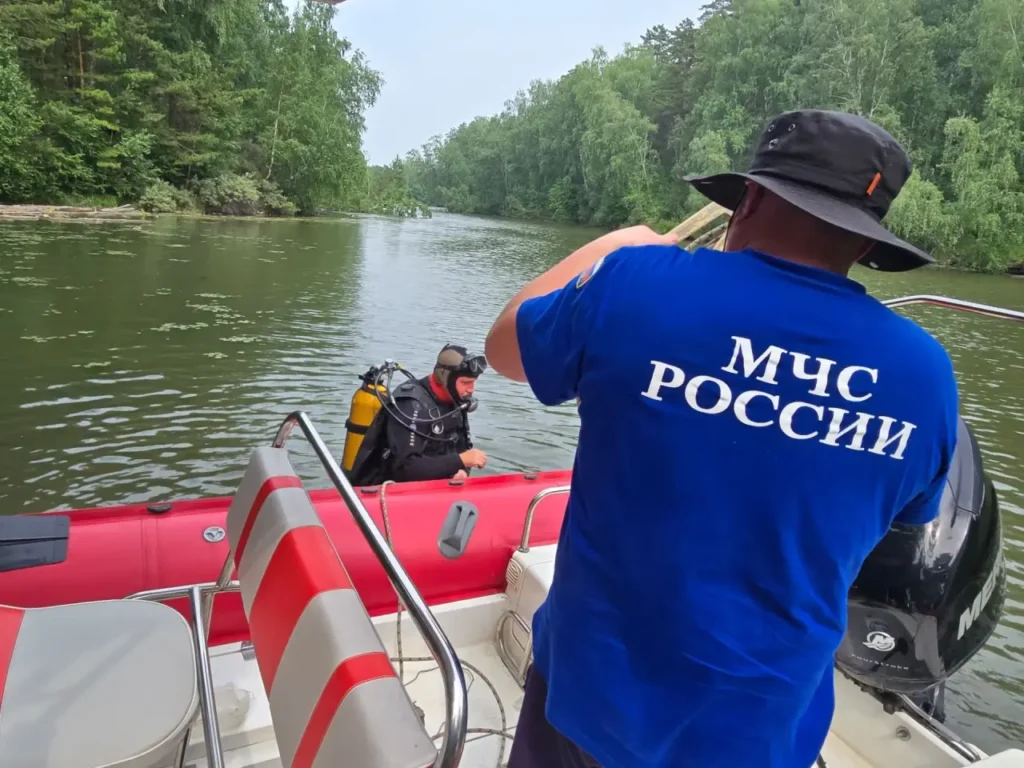 Бердские водолазы МЧС работают на реке Раздельная