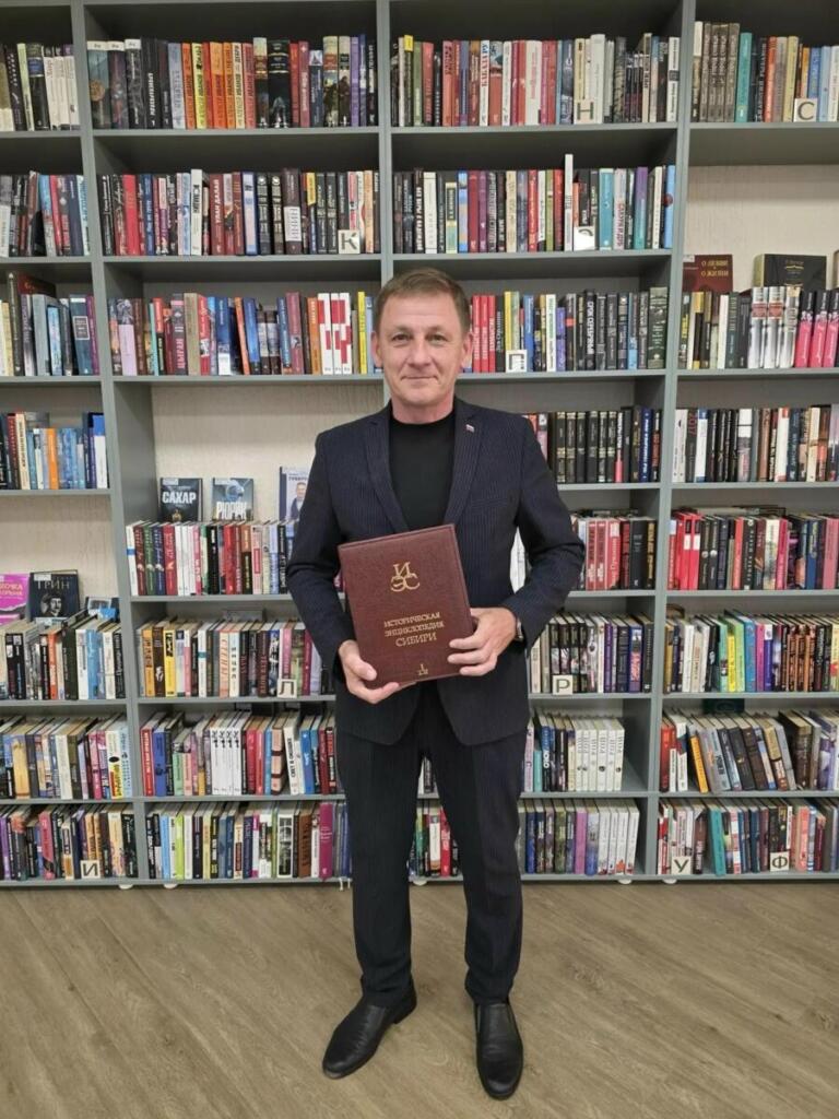 Роман Бурдин подарил библиотеке энциклопедию